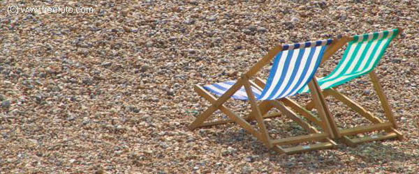 Пляжные кресла без табличек, предупреждающих о возможности получения солнечного ожога
